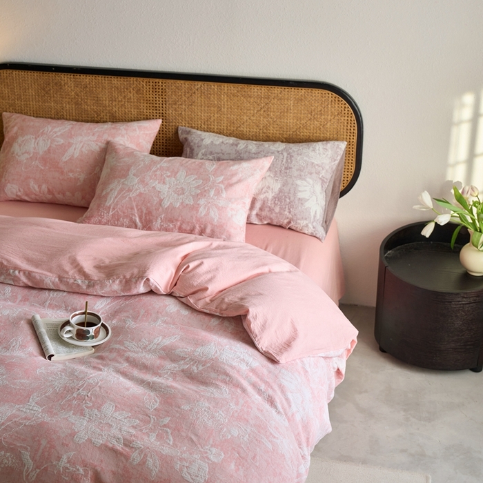 91家纺网 家纺一手货源 找家纺 安莱生活 2025新款蔷薇物语色织双层纱大提花基础款四件套 蔷薇物语-粉色