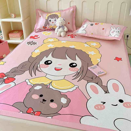 91家纺网 家纺一手货源 找家纺 摩妮卡 2025新款A类卡通大版碳光冰丝凉席三件套 幸运一家-粉