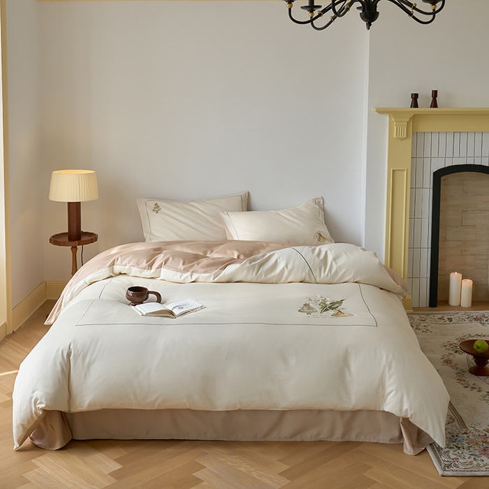 91家纺网 家纺一手货源 找家纺 秀色家纺 2025新款ins风春季纯棉床上四件套高级感透气全棉网红床品被套床单三件套-绣花小女孩 铃兰花女孩-奶昔白香槟金