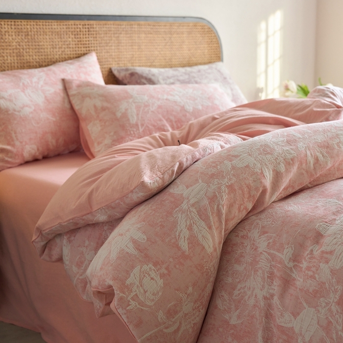 91家纺网 家纺一手货源 找家纺 安莱生活 2025新款蔷薇物语色织双层纱大提花基础款四件套 蔷薇物语-粉色