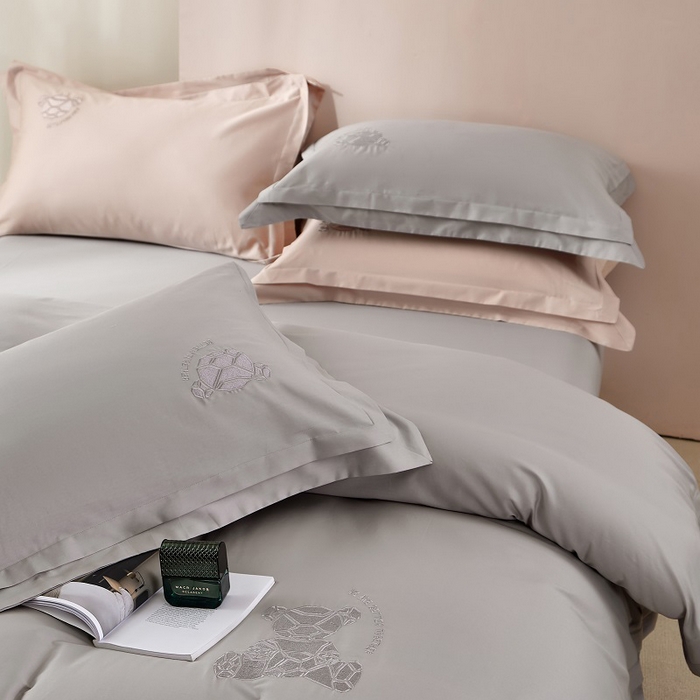 91家纺网 家纺一手货源 找家纺 LADY COCO 2024新款全棉翻盖式三边拉链四件套-东方好棉冠军熊系列 灰色