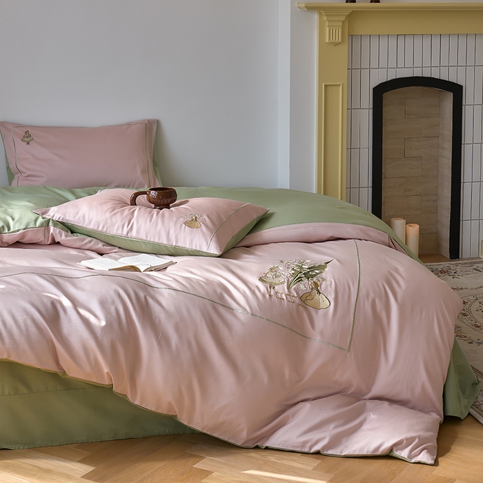 91家纺网 家纺一手货源 找家纺 秀色家纺 2025新款ins风春季纯棉床上四件套高级感透气全棉网红床品被套床单三件套-绣花小女孩 铃兰花女孩-茱萸粉山栀茶