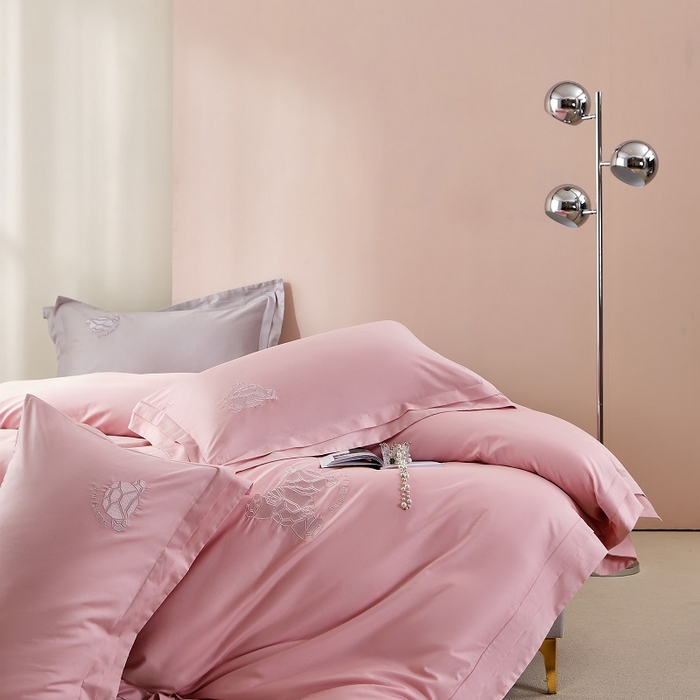 91家纺网 家纺一手货源 找家纺 LADY COCO 2024新款全棉翻盖式三边拉链四件套-东方好棉冠军熊系列 粉色