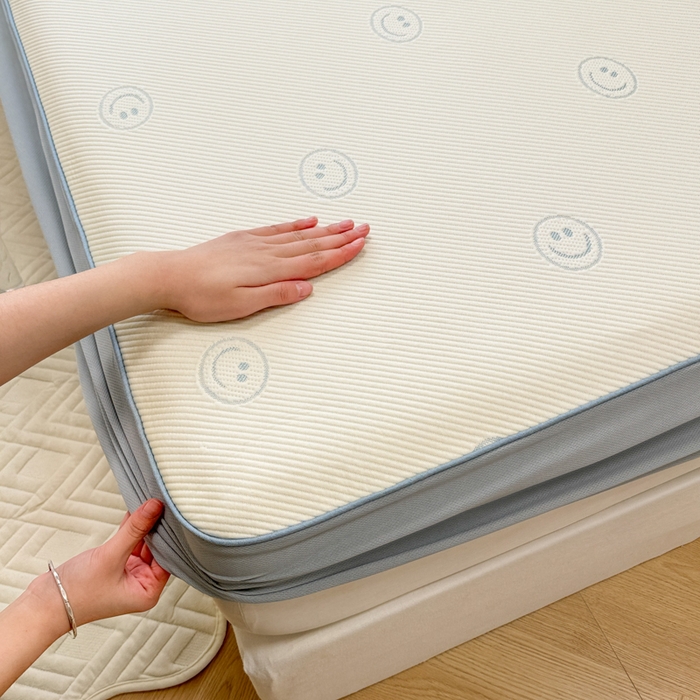 91家纺网 家纺一手货源 找家纺 全季家居 2024新款5A速冷PE小动物系列凉豆豆席 笑脸-天蓝-床笠款