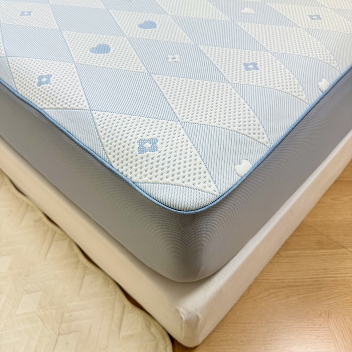 91家纺网 家纺一手货源 找家纺 全季家居 2024新款5A速冷PE小动物系列凉豆豆席 千鸟格-天蓝-床笠款