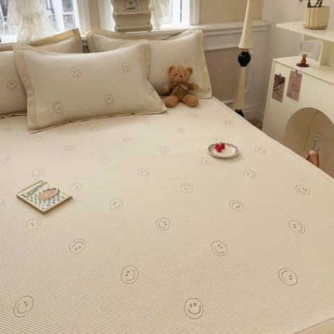 91家纺网 家纺一手货源 找家纺 全季家居 2024新款5A速冷PE小动物系列凉豆豆席 笑脸-卡其-床席款