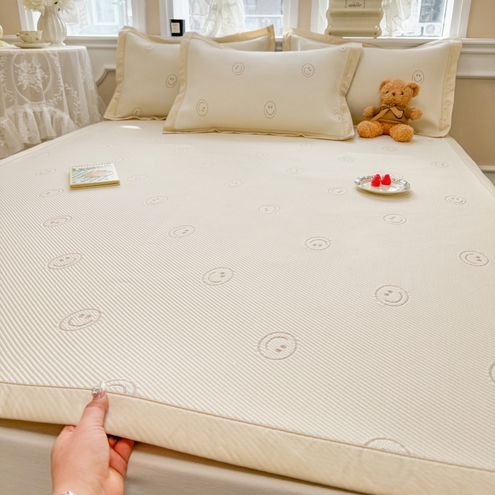 91家纺网 家纺一手货源 找家纺 全季家居 2024新款5A速冷PE小动物系列凉豆豆席 笑脸-卡其-床席款