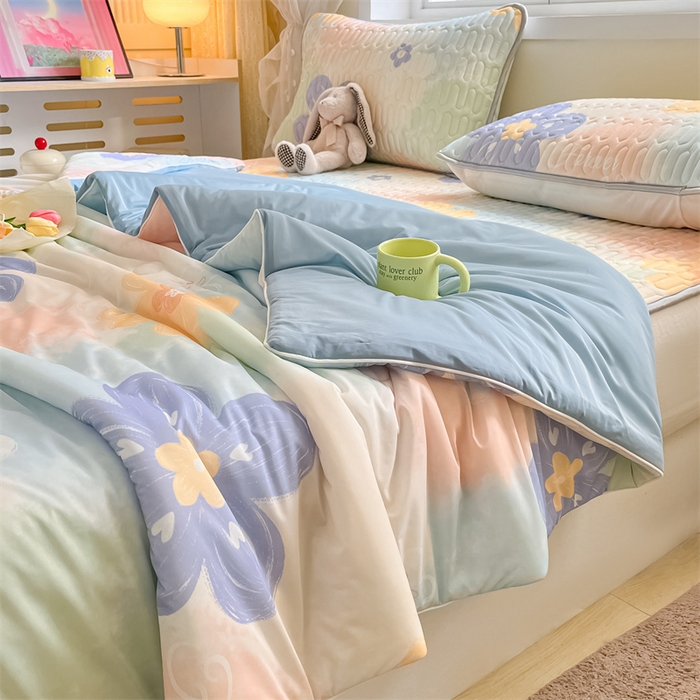 91家纺网 家纺一手货源 找家纺 古吉梦 2024新款冰激凌凉感丝夏被-小清新 凉感丝夏被-七彩花+天兰