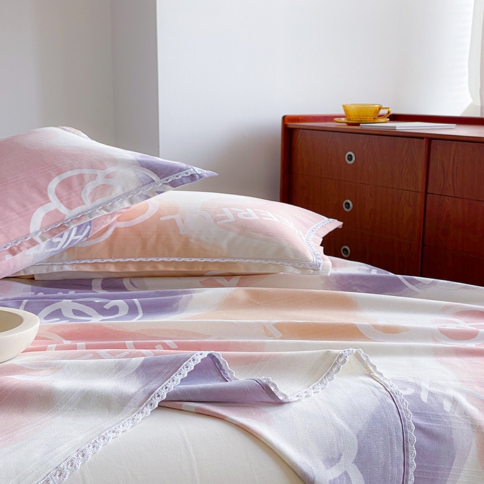 91家纺网 家纺一手货源 找家纺 萌宝老粗布毛绒玩具 2025新款原棉老粗布印花床单系列细纱帆布软凉席三枚段条花边款 爱丽丝粉