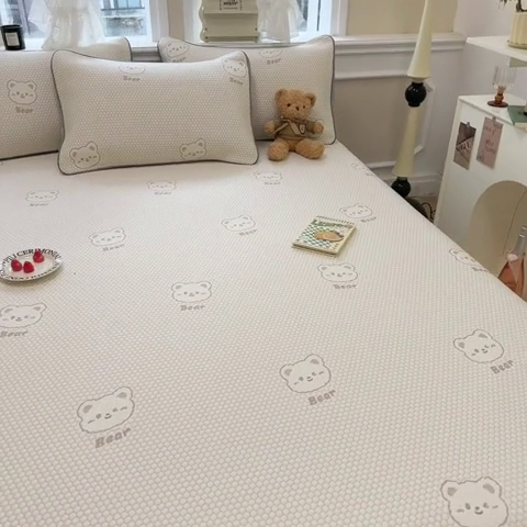 91家纺网 家纺一手货源 找家纺 全季家居 2024新款5A速冷PE小动物系列凉豆豆席 小熊-卡其-床笠款