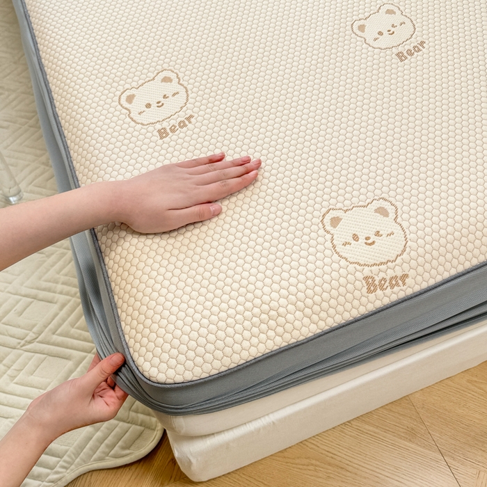 91家纺网 家纺一手货源 找家纺 全季家居 2024新款5A速冷PE小动物系列凉豆豆席 小熊-卡其-床笠款