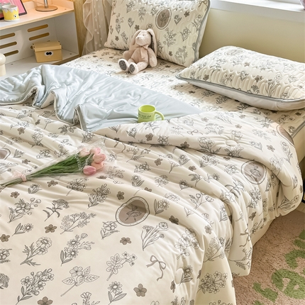 91家纺网 家纺一手货源 找家纺 古吉梦 2024新款冰激凌凉感丝夏被-小清新 凉感丝夏被-芭提雅+浅灰