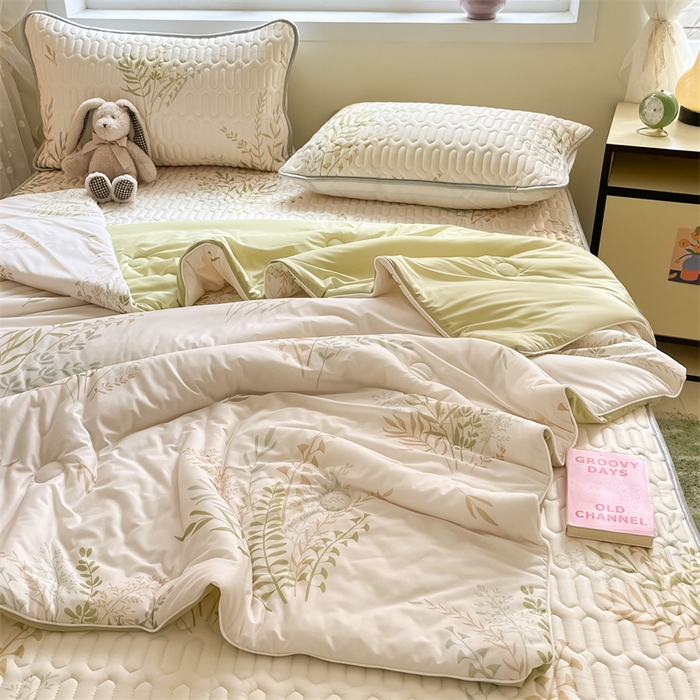 91家纺网 家纺一手货源 找家纺 古吉梦 2024新款冰激凌凉感丝夏被-小清新 凉感丝夏被-绿茵+莴苣