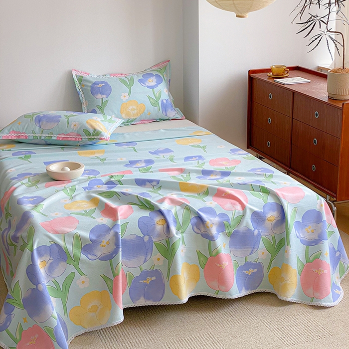 91家纺网 家纺一手货源 找家纺 萌宝老粗布毛绒玩具 2025新款原棉老粗布印花床单系列细纱帆布软凉席三枚段条花边款 蓝色花海