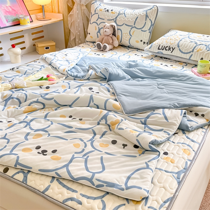 91家纺网 家纺一手货源 找家纺 古吉梦 2024新款冰激凌凉感丝夏被-小清新 凉感丝夏被-波波熊-蓝+天兰