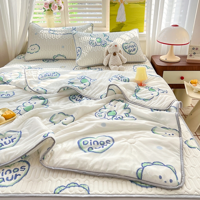 91家纺网 家纺一手货源 找家纺 慕澄家纺 2024新款小版印花0.5乳胶凉席夏被四件套 顽皮小恐龙