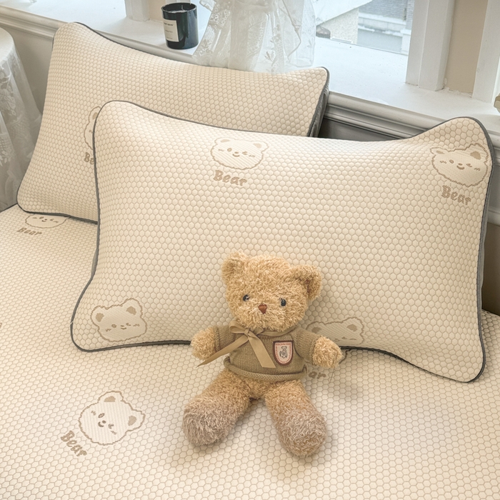 91家纺网 家纺一手货源 找家纺 全季家居 2024新款5A速冷PE小动物系列凉豆豆席 小熊-卡其-床笠款