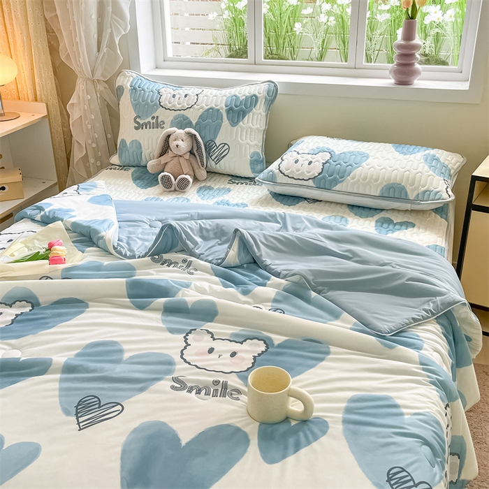91家纺网 家纺一手货源 找家纺 古吉梦 2024新款冰激凌凉感丝夏被-小清新 凉感丝夏被-甜心小熊+天兰