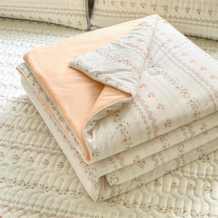 91家纺网 家纺一手货源 找家纺 古吉梦 2024新款冰激凌凉感丝夏被-小清新 凉感丝夏被-樱桃花+暖桔