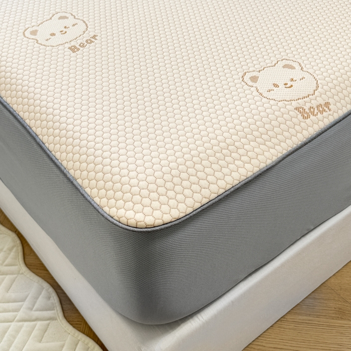 91家纺网 家纺一手货源 找家纺 全季家居 2024新款5A速冷PE小动物系列凉豆豆席 小熊-卡其-床笠款