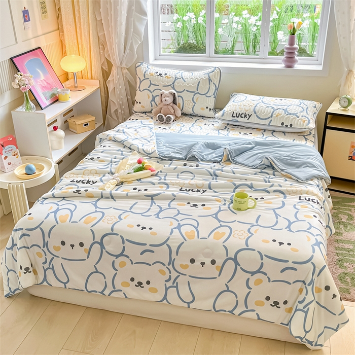 91家纺网 家纺一手货源 找家纺 古吉梦 2024新款冰激凌凉感丝夏被-小清新 凉感丝夏被-波波熊-蓝+天兰