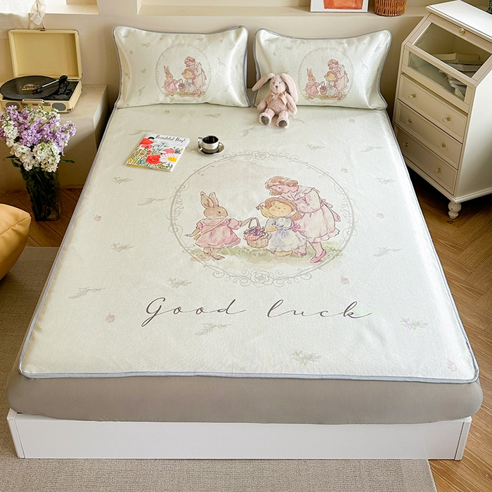 91家纺网 家纺一手货源 找家纺 萝莉家纺 2024新款大版印花冰丝凉席床席床笠款 去摘蓝莓吧-平席款