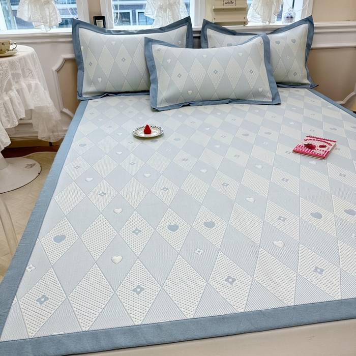 91家纺网 家纺一手货源 找家纺 全季家居 2024新款5A速冷PE小动物系列凉豆豆席 千鸟格-天蓝-床席款