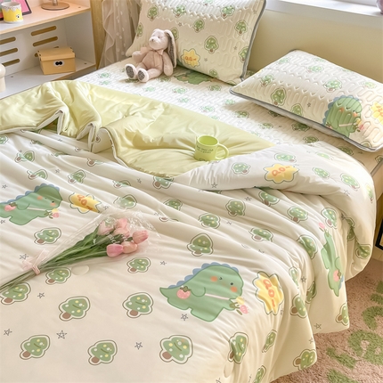 91家纺网 家纺一手货源 找家纺 古吉梦 2024新款冰激凌凉感丝夏被-小清新 凉感丝夏被-魔法龙+莴苣