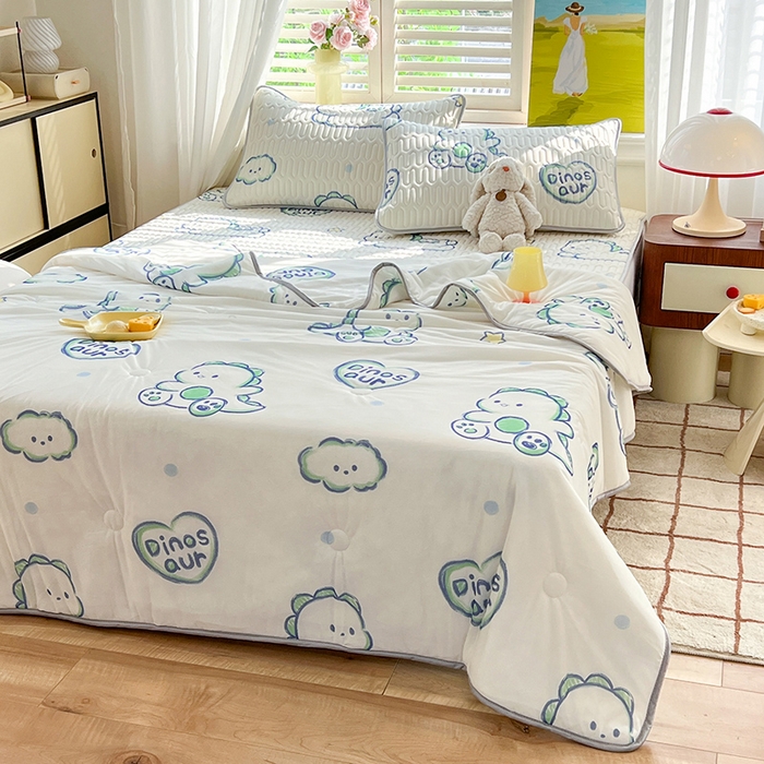 91家纺网 家纺一手货源 找家纺 慕澄家纺 2024新款小版印花0.5乳胶凉席夏被四件套 顽皮小恐龙