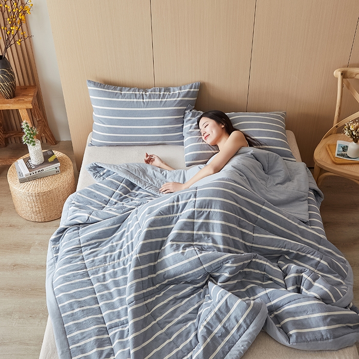 91家纺网 家纺一手货源 找家纺 猎鹿人家纺 2024新款水洗棉棉花夏被 浅蓝条