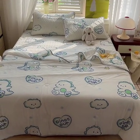 91家纺网 家纺一手货源 找家纺 慕澄家纺 2024新款小版印花0.5乳胶凉席夏被四件套 顽皮小恐龙