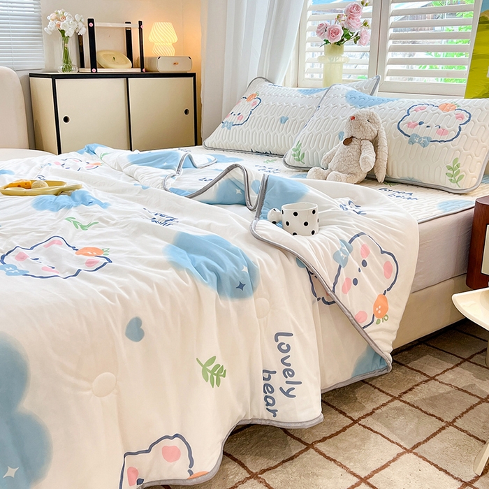 91家纺网 家纺一手货源 找家纺 慕澄家纺 2024新款小版印花0.5乳胶凉席夏被四件套 爱心小熊