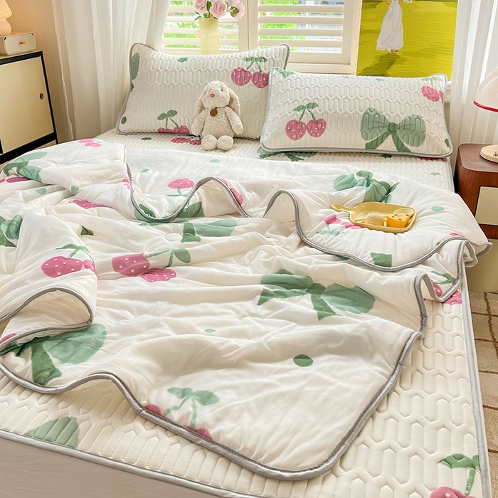 91家纺网 家纺一手货源 找家纺 慕澄家纺 2024新款小版印花0.5乳胶凉席夏被四件套 粉樱桃