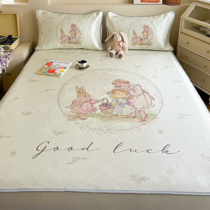 91家纺网 家纺一手货源 找家纺 萝莉家纺 2024新款大版印花冰丝凉席床席床笠款 去摘蓝莓吧-床笠款