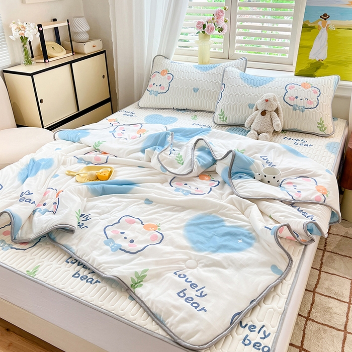 91家纺网 家纺一手货源 找家纺 慕澄家纺 2024新款小版印花0.5乳胶凉席夏被四件套 爱心小熊