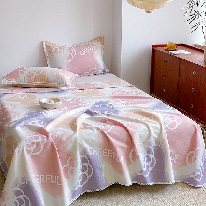 91家纺网 家纺一手货源 找家纺 萌宝老粗布毛绒玩具 2025新款原棉老粗布印花床单系列细纱帆布软凉席三枚段条花边款 爱丽丝粉