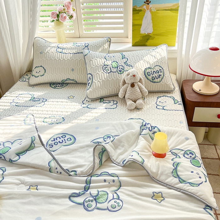 91家纺网 家纺一手货源 找家纺 慕澄家纺 2024新款小版印花0.5乳胶凉席夏被四件套 顽皮小恐龙