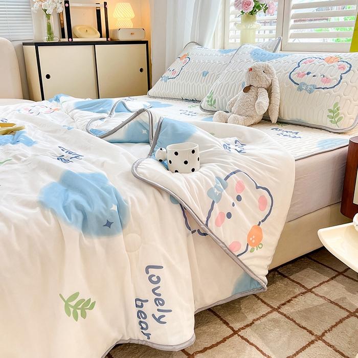 91家纺网 家纺一手货源 找家纺 慕澄家纺 2024新款小版印花0.5乳胶凉席夏被四件套 爱心小熊