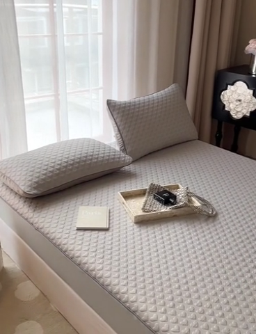 91家纺网 家纺一手货源 找家纺 全季家居 2024新款5A速冷PE简约系列凉豆豆席 爱心-绅士灰-床笠款