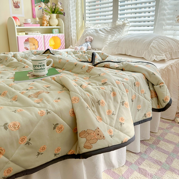 91家纺网 家纺一手货源 找家纺 琪格格纺织 2024新款A类卡通印花清新大豆针织夏被 200*230cm-夏被 针织被-花朵熊