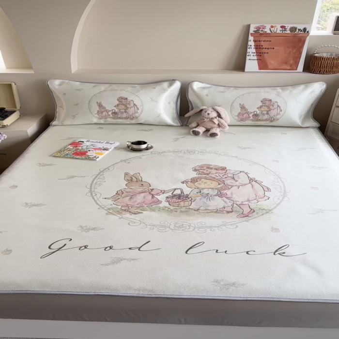 91家纺网 家纺一手货源 找家纺 萝莉家纺 2024新款大版印花冰丝凉席床席床笠款 去摘蓝莓吧-床笠款