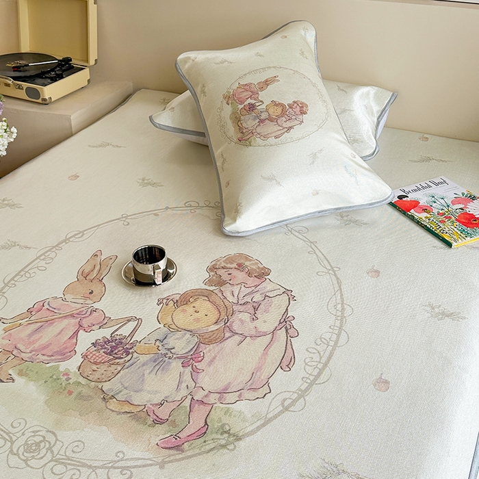 91家纺网 家纺一手货源 找家纺 萝莉家纺 2024新款大版印花冰丝凉席床席床笠款 去摘蓝莓吧-平席款