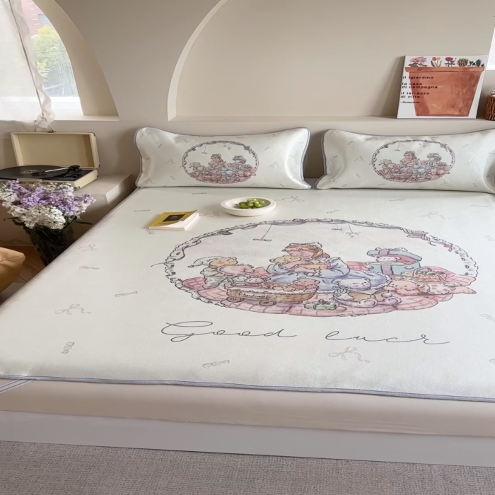 91家纺网 家纺一手货源 找家纺 萝莉家纺 2024新款大版印花冰丝凉席床席床笠款 我和我的玩具小熊们-平席款