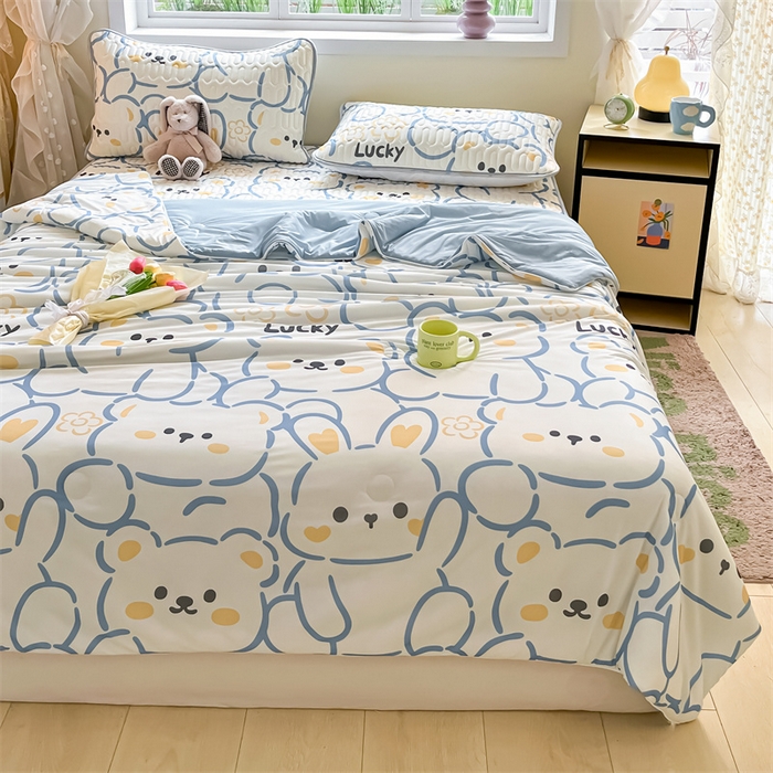 91家纺网 家纺一手货源 找家纺 古吉梦 2024新款冰激凌凉感丝夏被-小清新 凉感丝夏被-波波熊-蓝+天兰