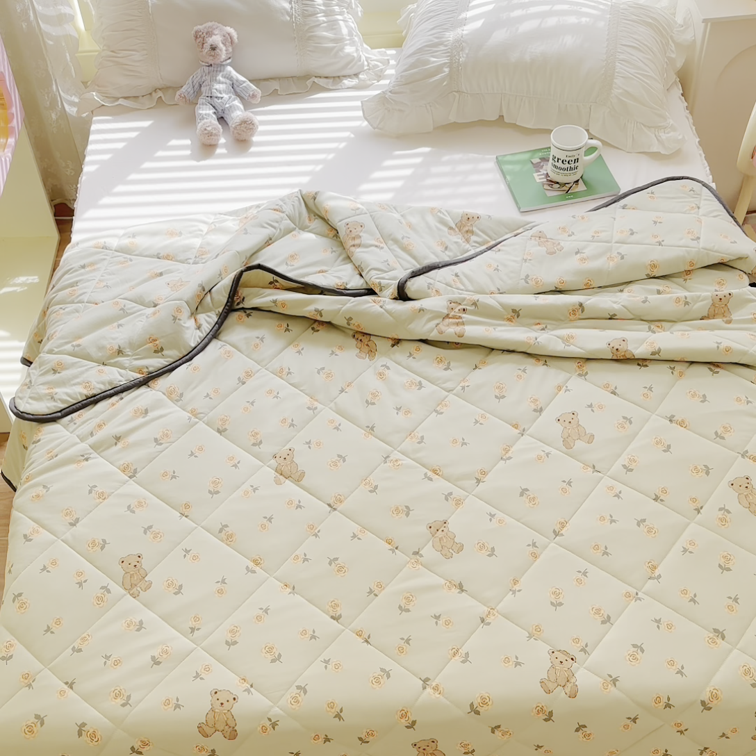 91家纺网 家纺一手货源 找家纺 琪格格纺织 2024新款A类卡通印花清新大豆针织夏被 200*230cm-夏被 针织被-花朵熊