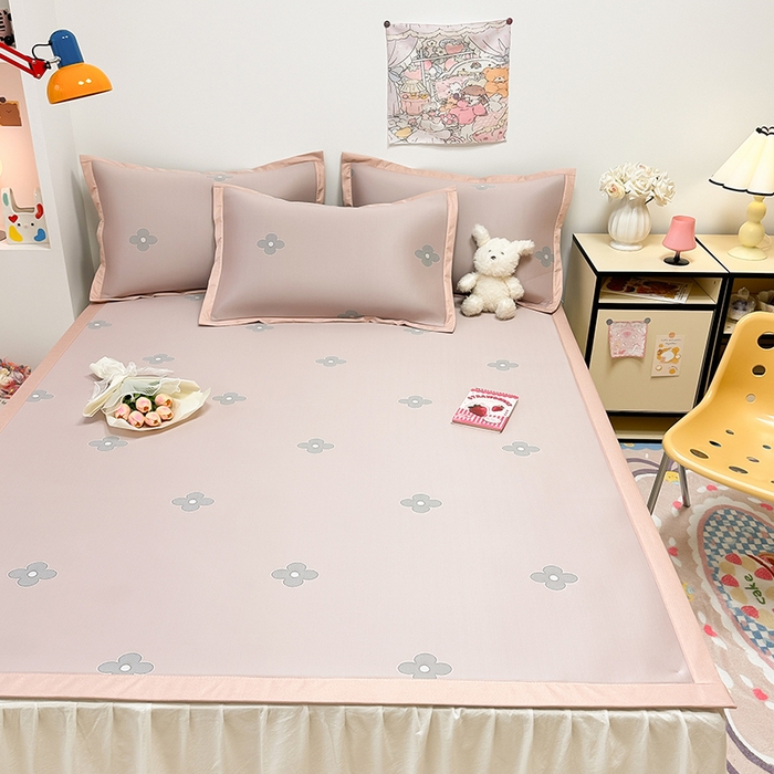 91家纺网 家纺一手货源 找家纺 全季家居 2024新款卡通提花系列PE凉感席 四叶草-山茶粉