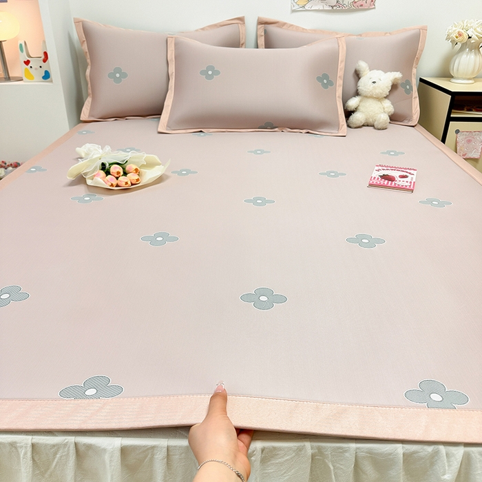 91家纺网 家纺一手货源 找家纺 全季家居 2024新款卡通提花系列PE凉感席 四叶草-山茶粉