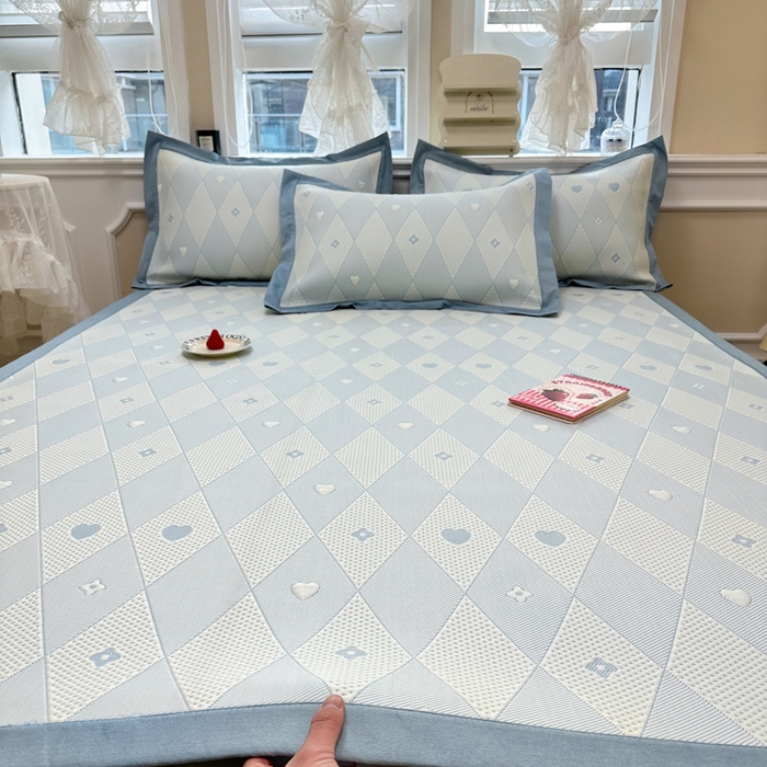 91家纺网 家纺一手货源 找家纺 全季家居 2024新款5A速冷PE小动物系列凉豆豆席 千鸟格-天蓝-床席款