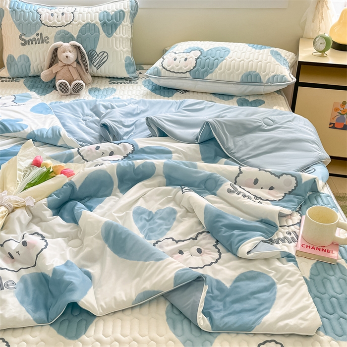 91家纺网 家纺一手货源 找家纺 古吉梦 2024新款冰激凌凉感丝夏被-小清新 凉感丝夏被-甜心小熊+天兰