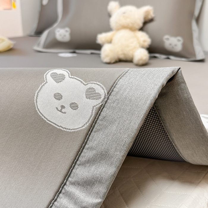 91家纺网 家纺一手货源 找家纺 全季家居 2024新款卡通提花系列PE凉感席 小熊-冰川灰